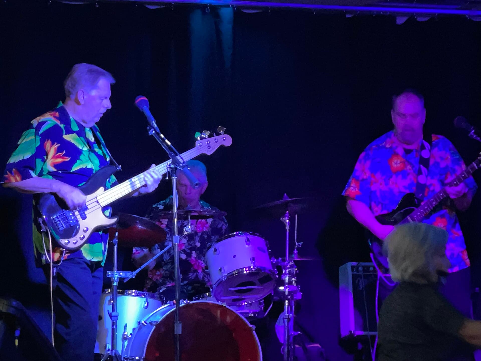 Banda tocando música en vivo en un bar de San Juan