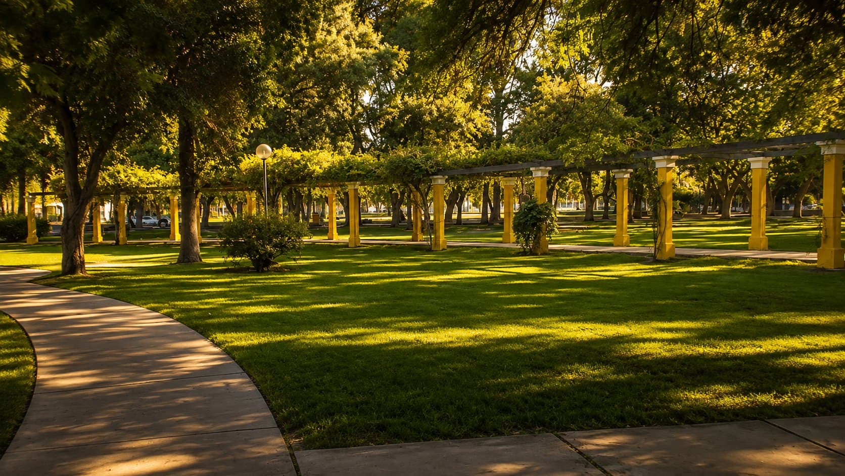Pergolas amarillas y verdes del Parque de Mayo en San Juan bajo el sol de una tarde de primavera