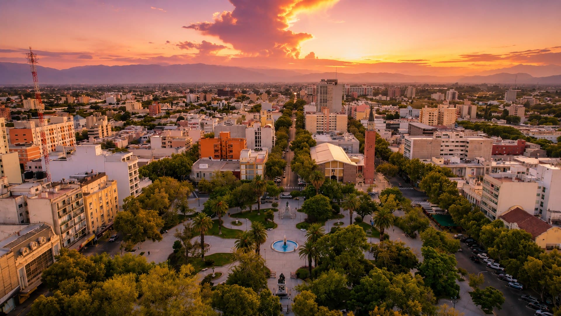 Vista de la ciudad de San Juan, Argentina, con la cordillera de fondo